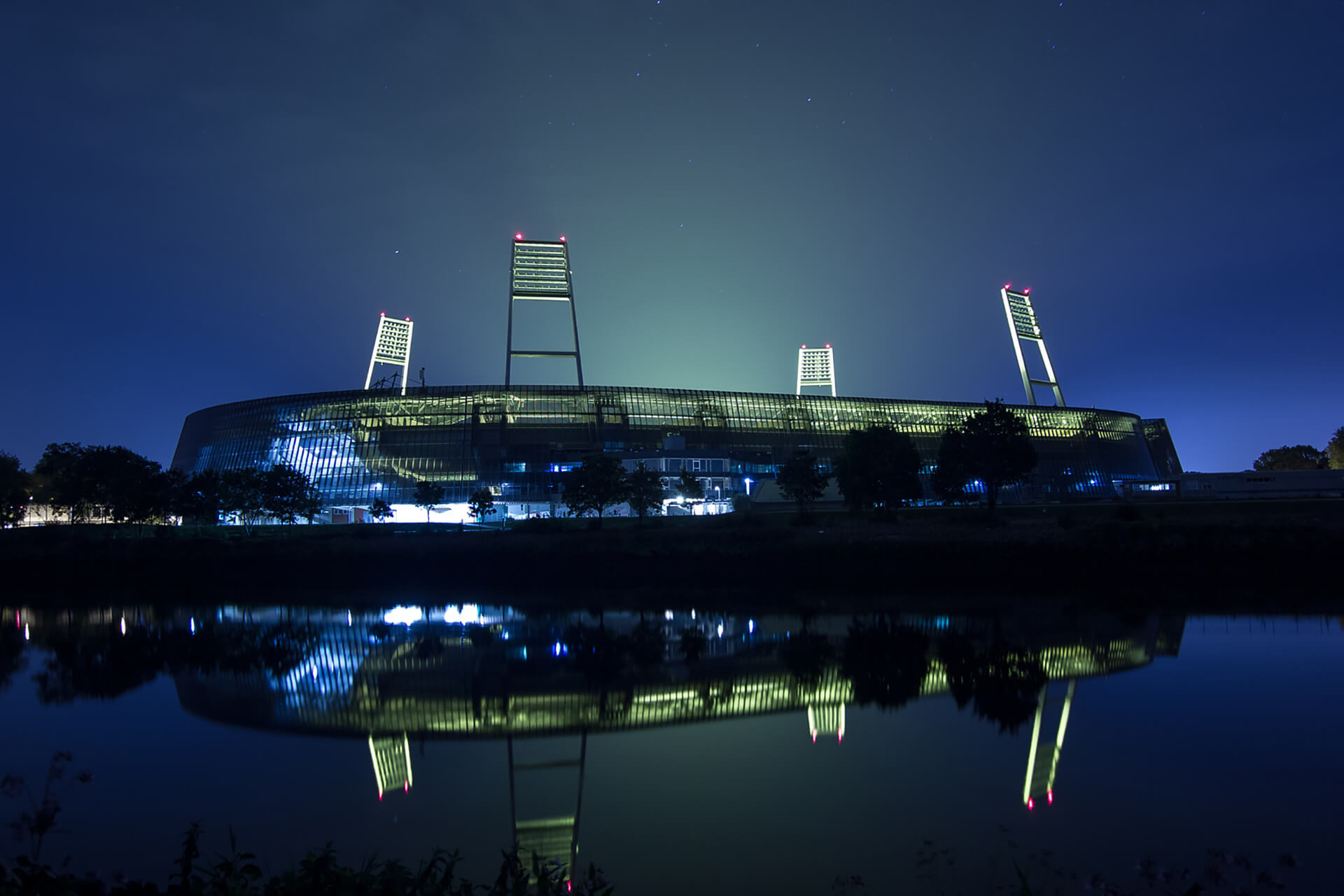 Ansicht des Bremer Weserstadions am Osterdeich, aufgenommen bei Nacht mit Beleuchtung.