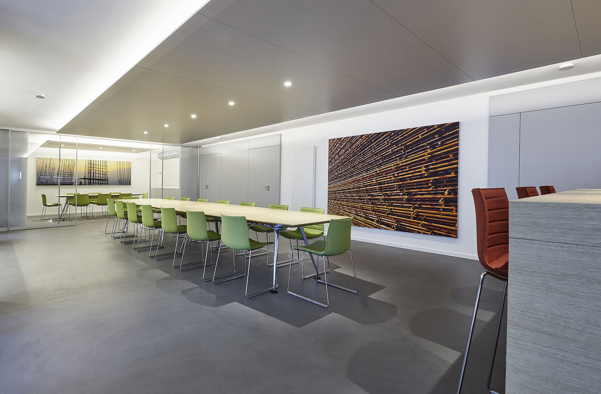Modernisiertes Erdgeschoss mit Besprechungsraum im STB Büro in Bremen