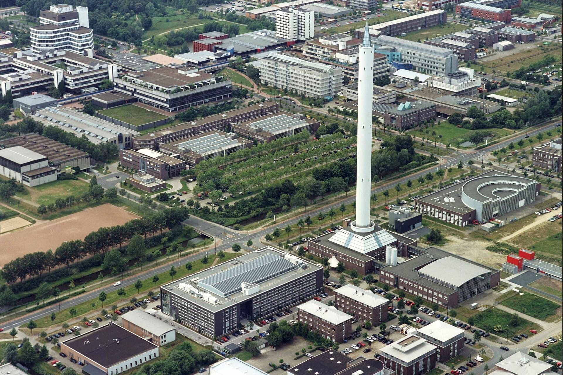 Luftaufnahme des Bremer Fallturms auf dem Campus der Universität Bremen.
