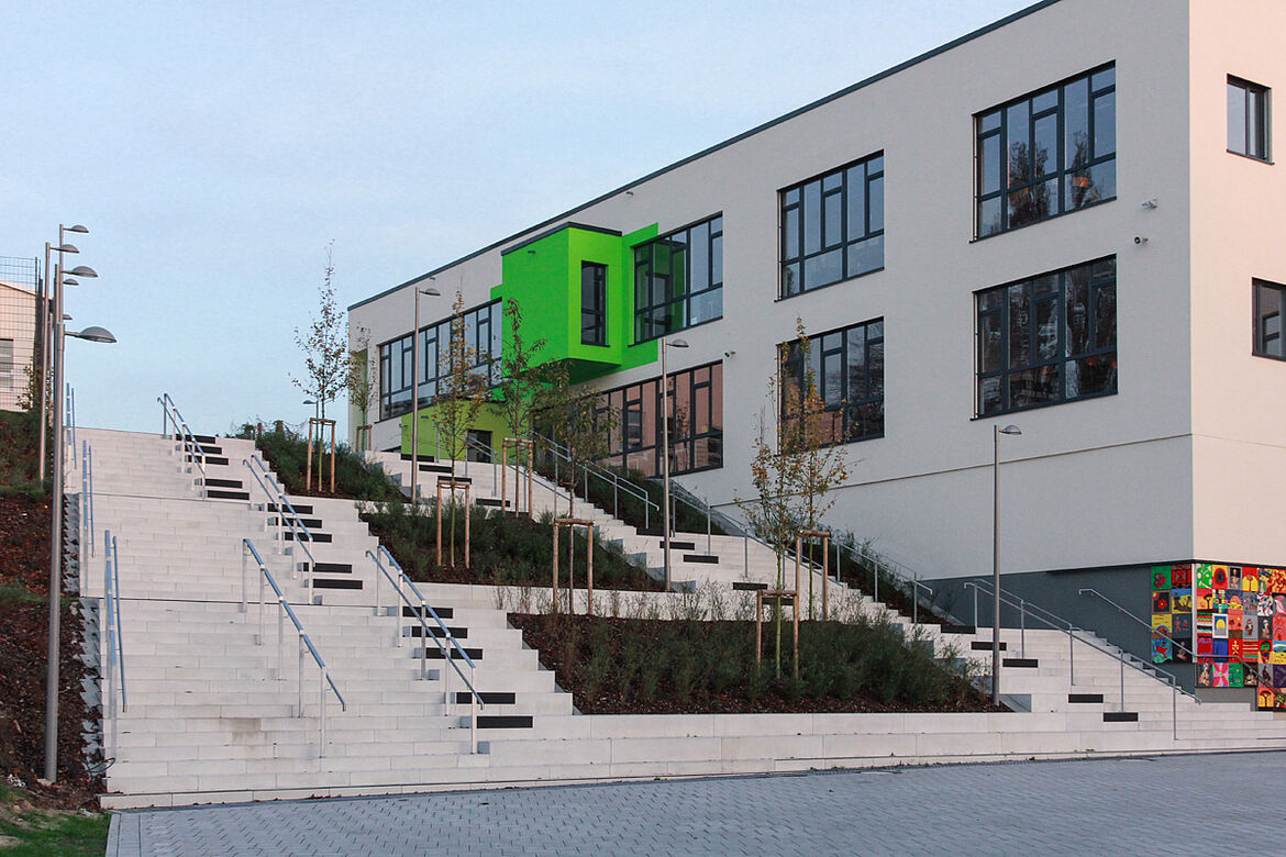 Ein Bild des Lernhaus mit der dazugehörigen Außentreppe