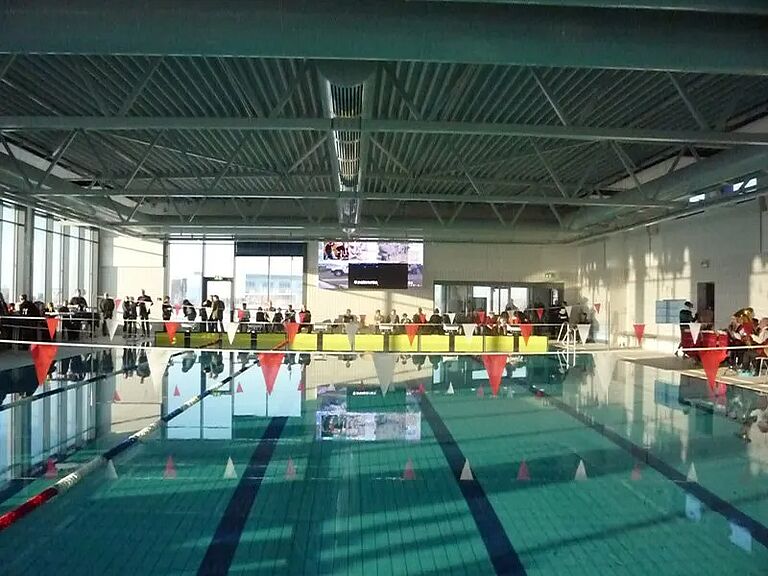 Neubau eines sportorientierten Schwimmbades mit Freizeitmöglichkeiten